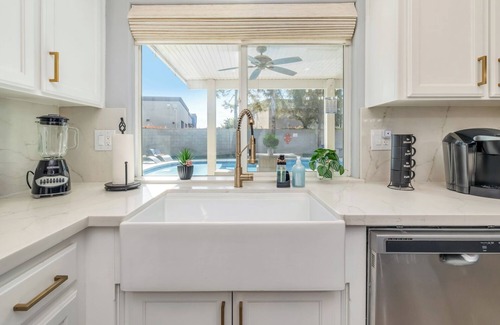 Greenacres House | Spacious 4-bedroom house with Pool, Fun BackYard & Amazing Game Room