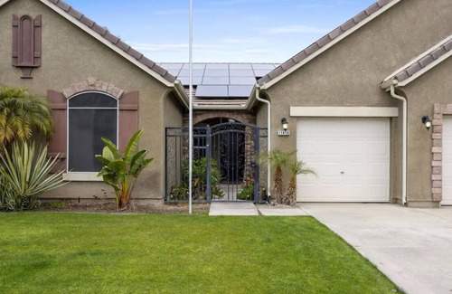 Greenacres House | Spacious 4-bedroom house with pool & juccuzzi Bakersfield