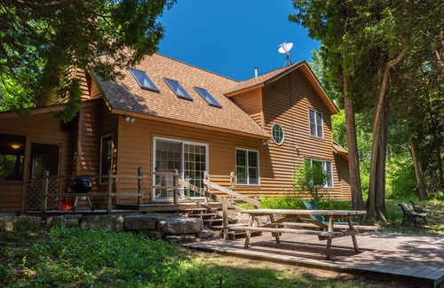 Rowleys Bay House | Spacious 4 bedroom Lakefront Home on Rowleys Bay!