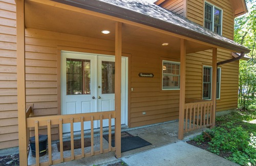 Rowleys Bay House | Spacious 4 bedroom Lakefront Home on Rowleys Bay!