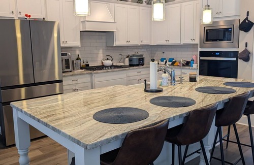 Langley House | Spacious 4-bedroom house with WiFi and AC 20 minutes from the masters!