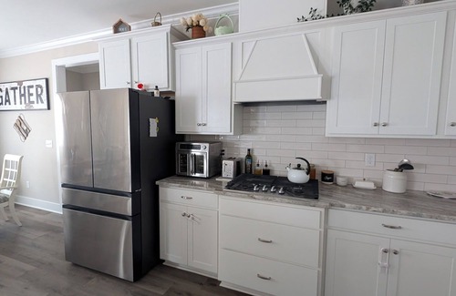 Langley House | Spacious 4-bedroom house with WiFi and AC 20 minutes from the masters!