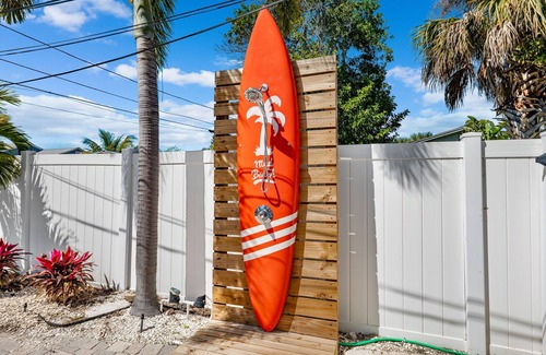 Madeira Beach House | Spacious 4-bedroom house in Beautiful Madeira Beach