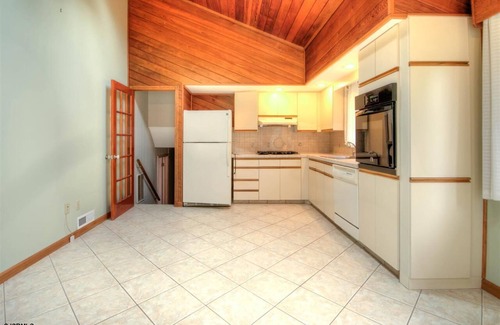Somers Point House | Spacious 4 bedroom house with AC, WiFi, fitness room in charming Somers Point.
