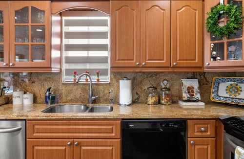Hialeah House | Spacious 4 Bedroom Vacation Home With Pool