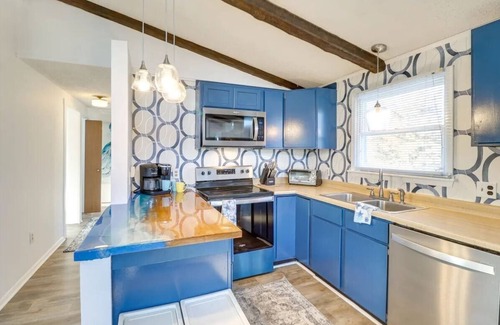 Milton House | Spacious 4-bedroom vacation home with Stargazing Geo Dome