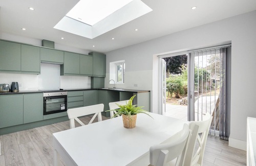 Dartford House | Spacious 4 bedroom very close to train station and town centre