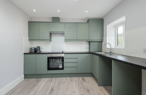Dartford House | Spacious 4 bedroom very close to train station and town centre