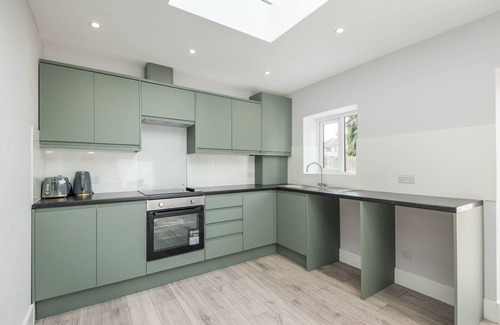 Dartford House | Spacious 4 bedroom very close to train station and town centre
