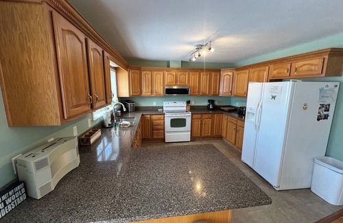Ponshewaing House | Spacious 4-Bedroom Waterfront Home with Private Dock – Perfect for Families!