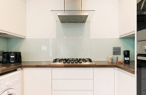 Holborn and Covent Garden Apartment | Spacious 4 bedrooms flat in New Oxford Street