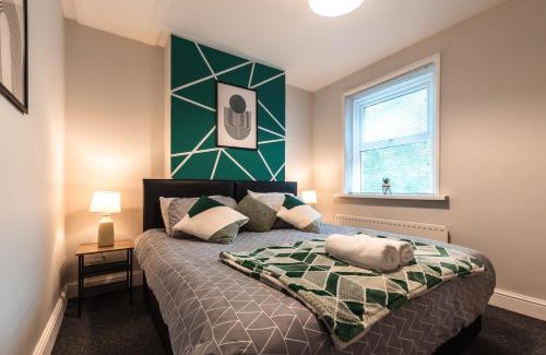 Southampton House | Spacious 4 Bedrooms-Sleeps 8-Long Term Disc-Driveway