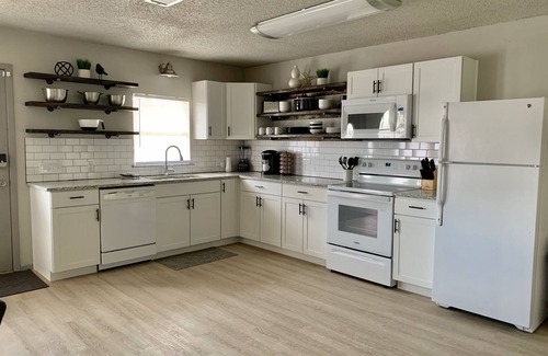 Lackland Terrace House | Spacious 4 Bedrooms-Family, Attractions, Lackland
