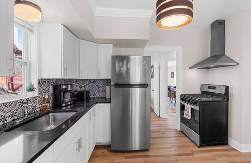 Lansing House | Spacious 4-bedrooms with 3 full showers, comfortable living room and dining