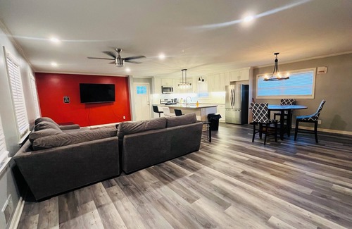 College Park House | Spacious 4 BR 3 Full Bath House Near Airport & Shopping!