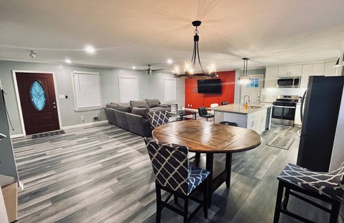 College Park House | Spacious 4 BR 3 Full Bath House Near Airport & Shopping!