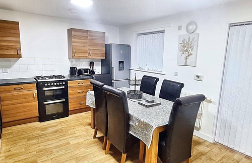 Manchester House | Spacious 4-Bed Home, Free Driveway Parking, 7 Minutes to Manchester City Centre