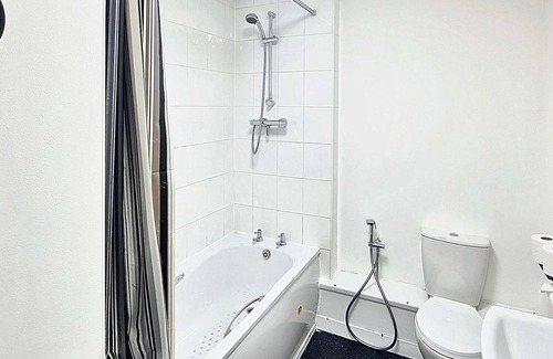 Manchester House | Spacious 4-Bed Home, Free Driveway Parking, 7 Minutes to Manchester City Centre