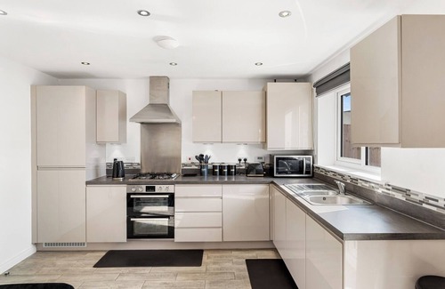 Manchester House | Spacious 4-Bed Home Near City Links