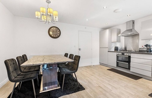 Manchester House | Spacious 4-Bed Home Near City Links