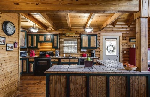 Spencer Cabin | Spacious 4B-2.5B nestled in gated community-2 miles to Fall Creek Falls Park