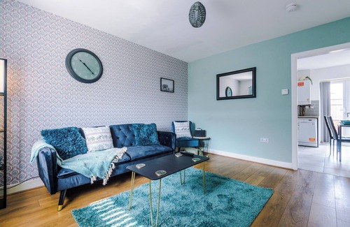 Manchester House | Spacious 4BR Home with WiFi & Parking 10 Mins to City Centre