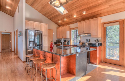 Deer Park House | Spacious 4bd/3bath, A/C, Hot Tub, SHARC, EV