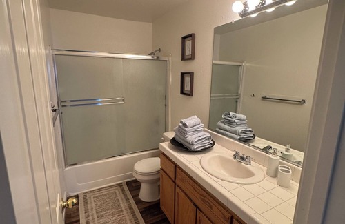 Turlock House | Spacious 4bdr 2bth vacation retreat