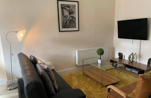 Woking House | Spacious 4Bed Home Near Woking Attractions&Nature