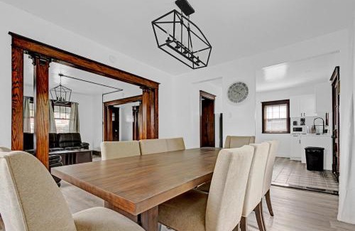 Niagara Falls House | Spacious 4BR 1BA near the Falls