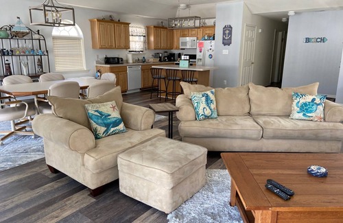 Wildwood House | SPACIOUS 4BR/2BA W/LARGE DECK & 4 CAR PARKING! ONLY 1.5 BLOCKS TO BEACH/BOARDS