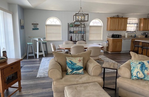 Wildwood House | SPACIOUS 4BR/2BA W/LARGE DECK & 4 CAR PARKING! ONLY 1.5 BLOCKS TO BEACH/BOARDS