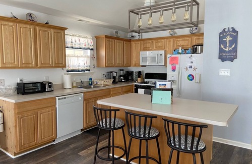 Wildwood House | SPACIOUS 4BR/2BA W/LARGE DECK & 4 CAR PARKING! ONLY 1.5 BLOCKS TO BEACH/BOARDS