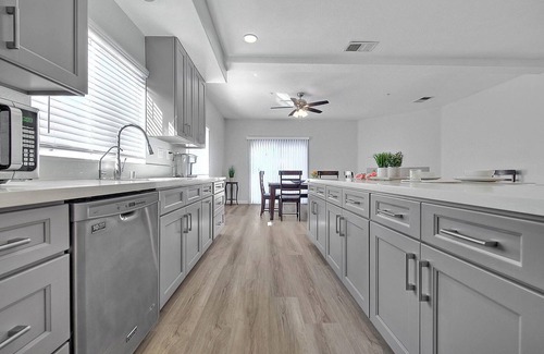 San Bernardino County House | Spacious 4BR 3.5BA house/Near Ontario Airpot/Disneyland/Claremont College