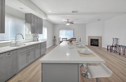 San Bernardino County House | Spacious 4BR 3.5BA house/Near Ontario Airpot/Disneyland/Claremont College