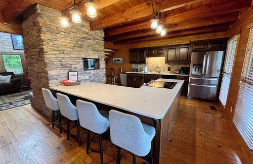 Spencer Cabin | Spacious 4BR/3BA Cabin w/Stunning Views – Near Fall Creek Falls!