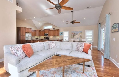 Yaupon Beach House | Spacious 4BR/4.5BA Home-Beautifully Decorated-Multiple Porches-Sleeps 8