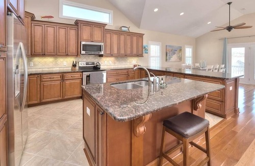 Yaupon Beach House | Spacious 4BR/4.5BA Home-Beautifully Decorated-Multiple Porches-Sleeps 8