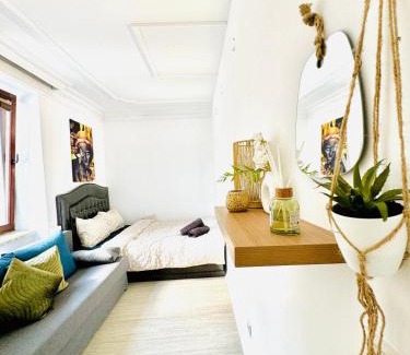 Grinzing Apartment | Spacious 4BR Apt for up to 12P 10Min to FAC Platz