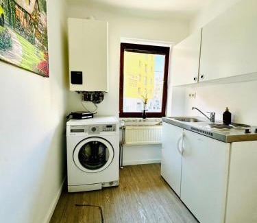 Grinzing Apartment | Spacious 4BR Apt for up to 12P 10Min to FAC Platz