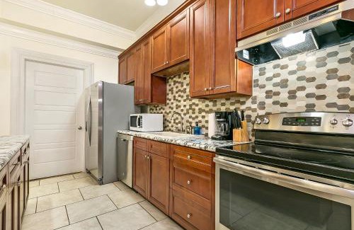 Faubourg Lafayette Apartment | Spacious 4BR City Condo steps from St Charles Ave