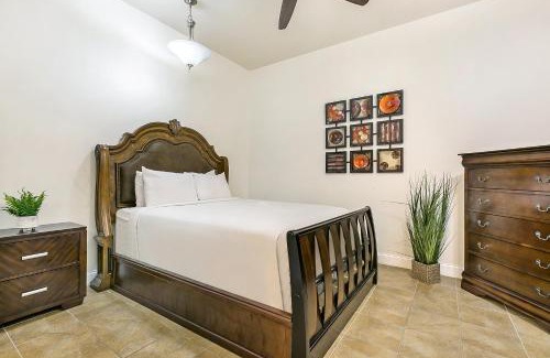 Faubourg Lafayette Apartment | Spacious 4BR City Condo steps from St Charles Ave