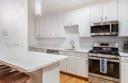 Bloomingdale House | Spacious 4BR DC Townhouse with Jet tub & Parking