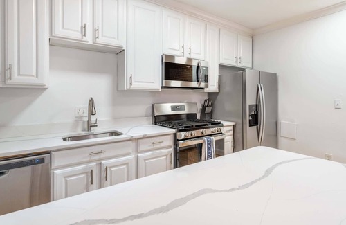 Bloomingdale House | Spacious 4BR DC Townhouse with Jet tub & Parking