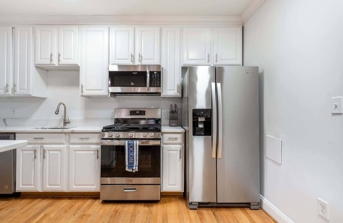Bloomingdale House | Spacious 4BR DC Townhouse with Jet tub & Parking