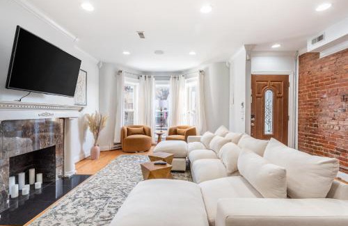 Bloomingdale Apartment | Spacious 4BR DC Townhouse with Jet tub & Parking