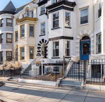Bloomingdale Apartment | Spacious 4BR DC Townhouse with Jet tub & Parking