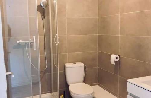 Chantier du Coq Apartment | Spacious 4BR in central Évry, 2 min to train, 35 min to Paris