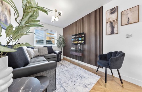 London Borough of Hounslow House | Spacious 4BR Home in Brentford, Free Parking