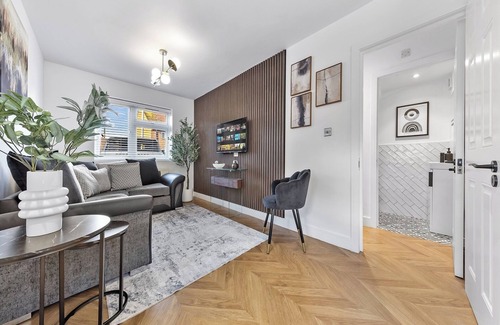 London Borough of Hounslow House | Spacious 4BR Home in Brentford, Free Parking